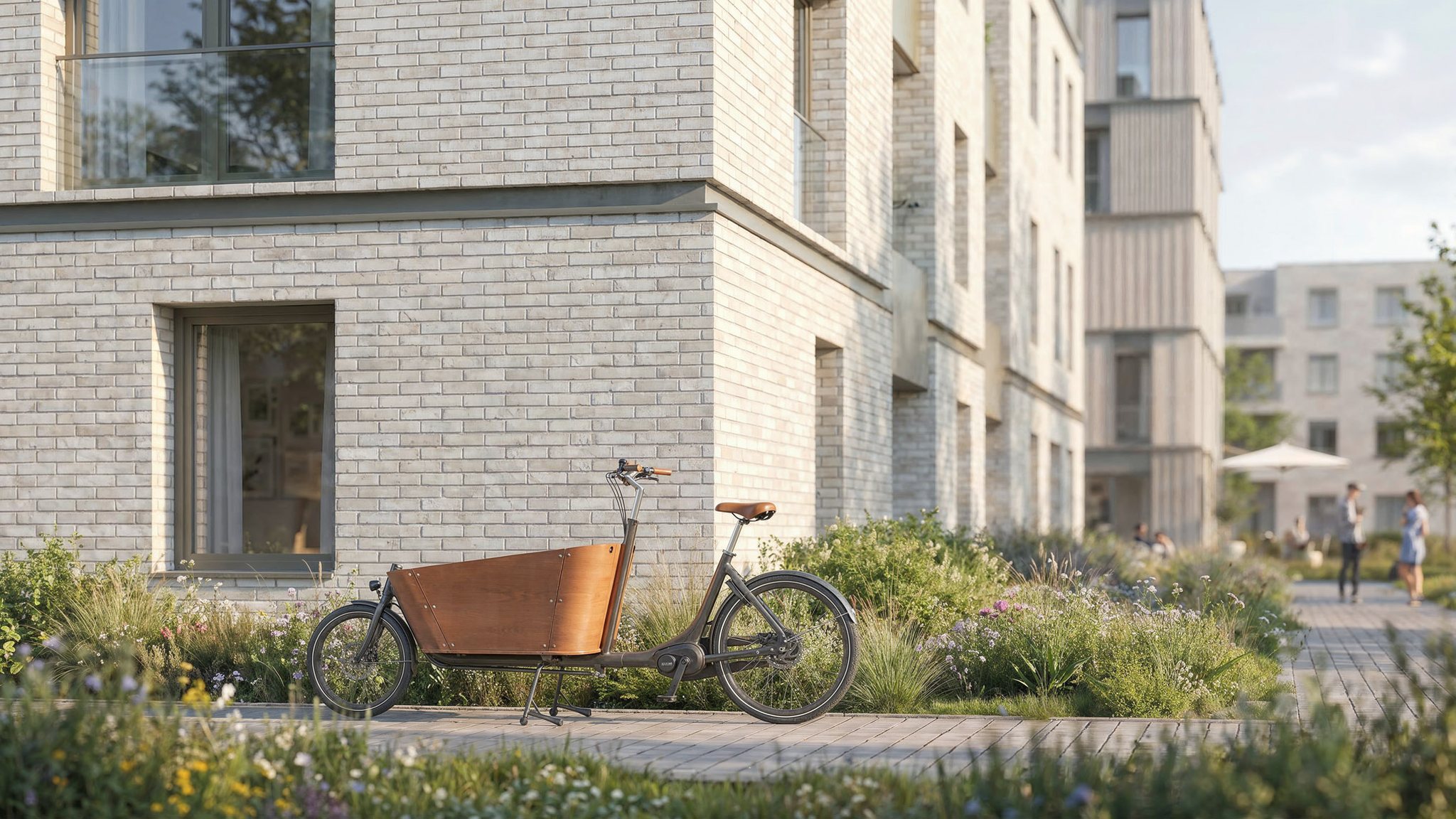 Lastenrad vor der Klinkerfassade im begrünten Vorbereich