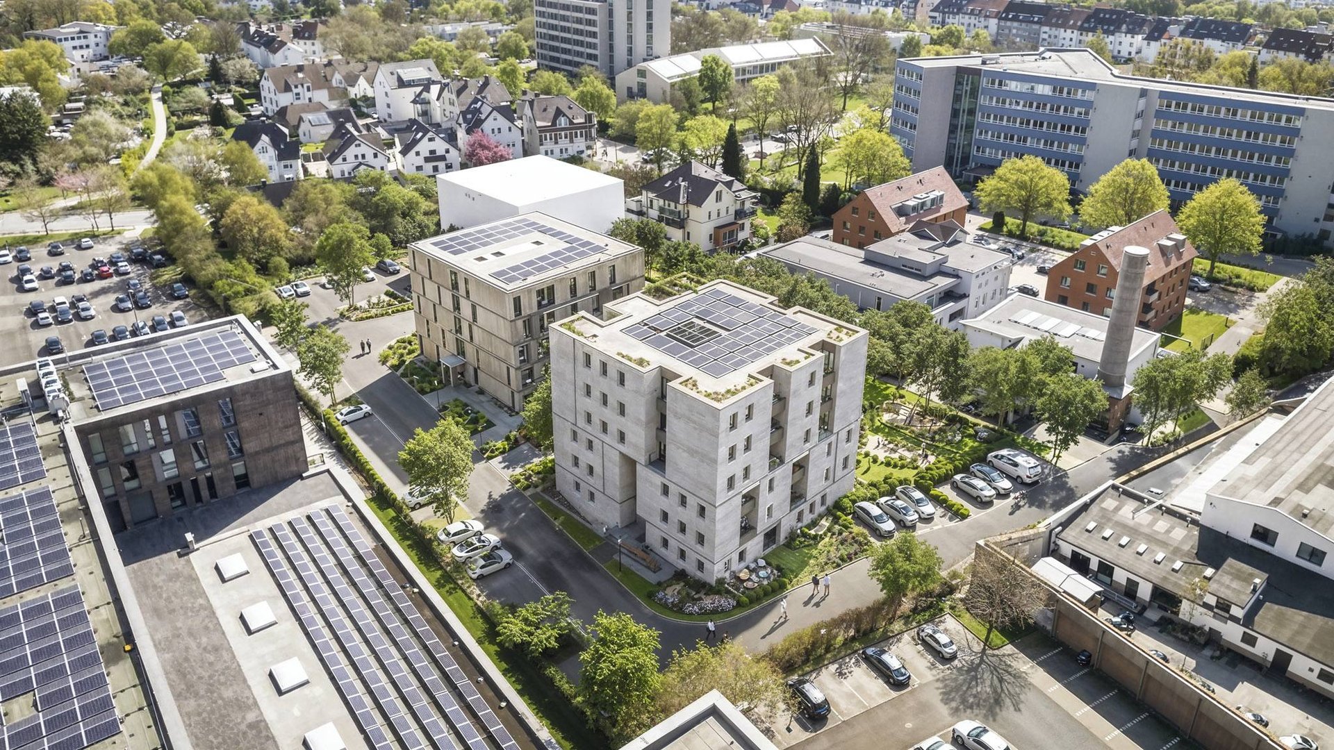 Luftbild des Neubaus im Ravensberger Viertel mit Photovoltaik auf den Dächern und umgebender Bebauung