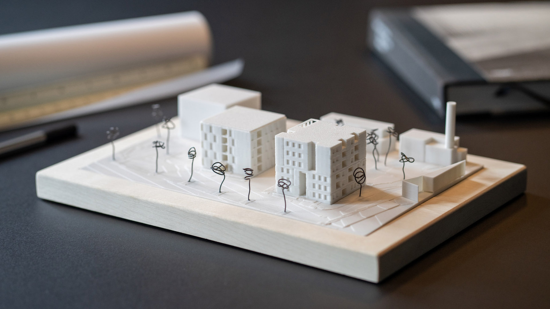Detailaufnahme eines 3D-gedruckten Städtebaumodells mit Gebäuden und abstrahierten Bäumen